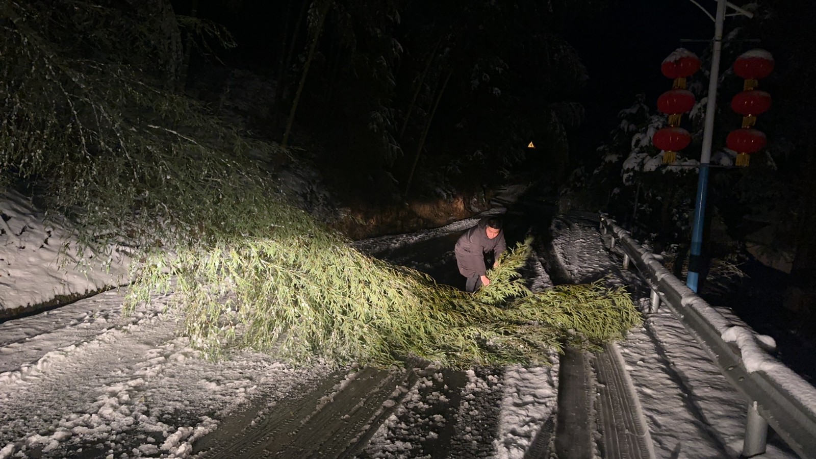 風(fēng)雪夜巡出行路，公交人盡心守護大山里的每一程